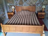 Conjunto cama com mesas de cabeceira