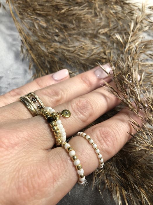 Pierścionek na elastycznej gumce z koralików