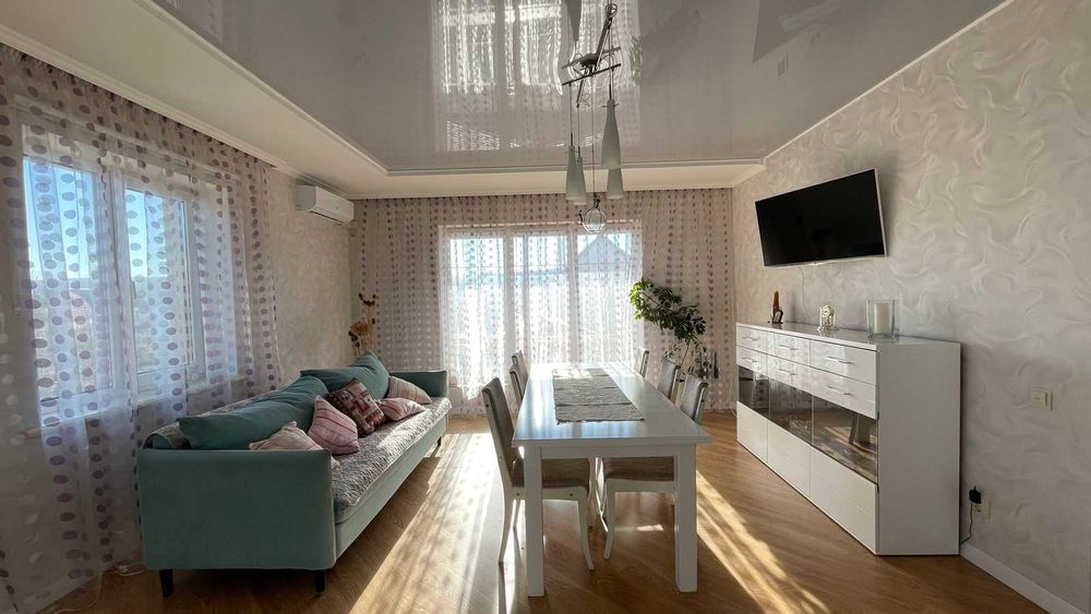 Продається будинок з ділянкою,банею. Зручна локація.