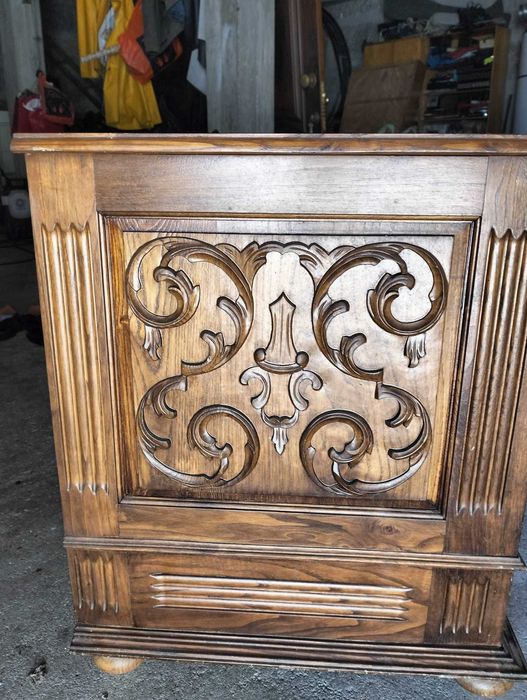 baú em madeira talhada