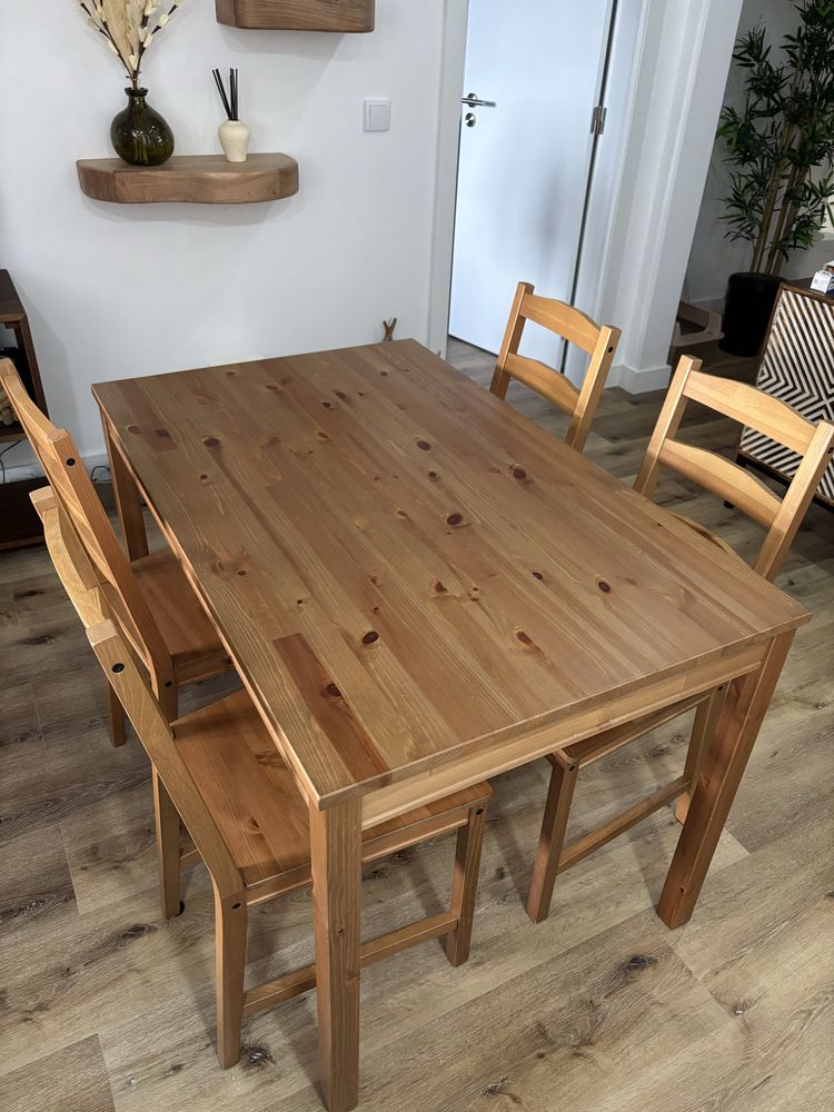 Conjunto mesa e 4 cadeiras Hagernas