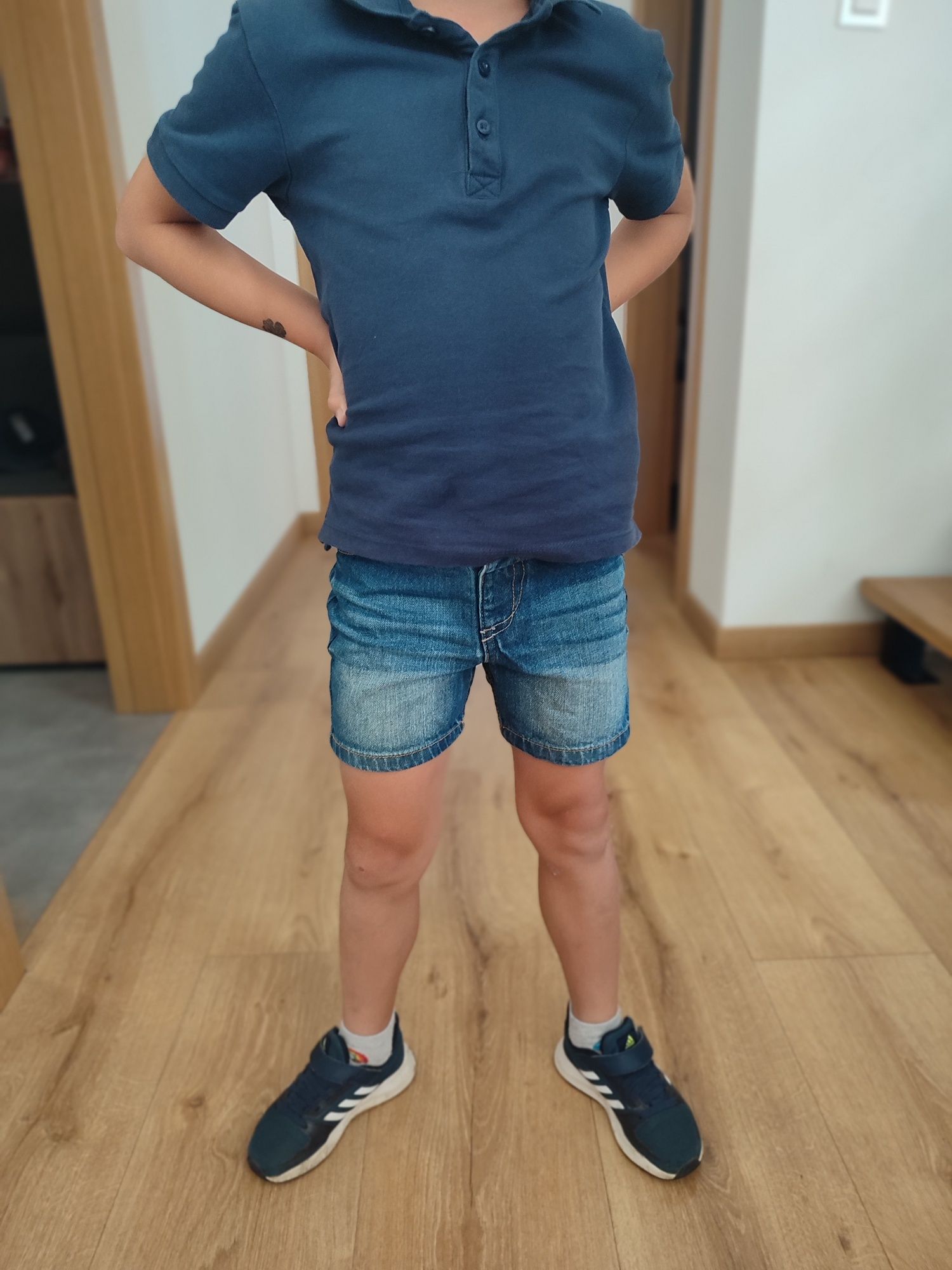Zestaw chłopięcy adidasy spodenki bluzka 116-122