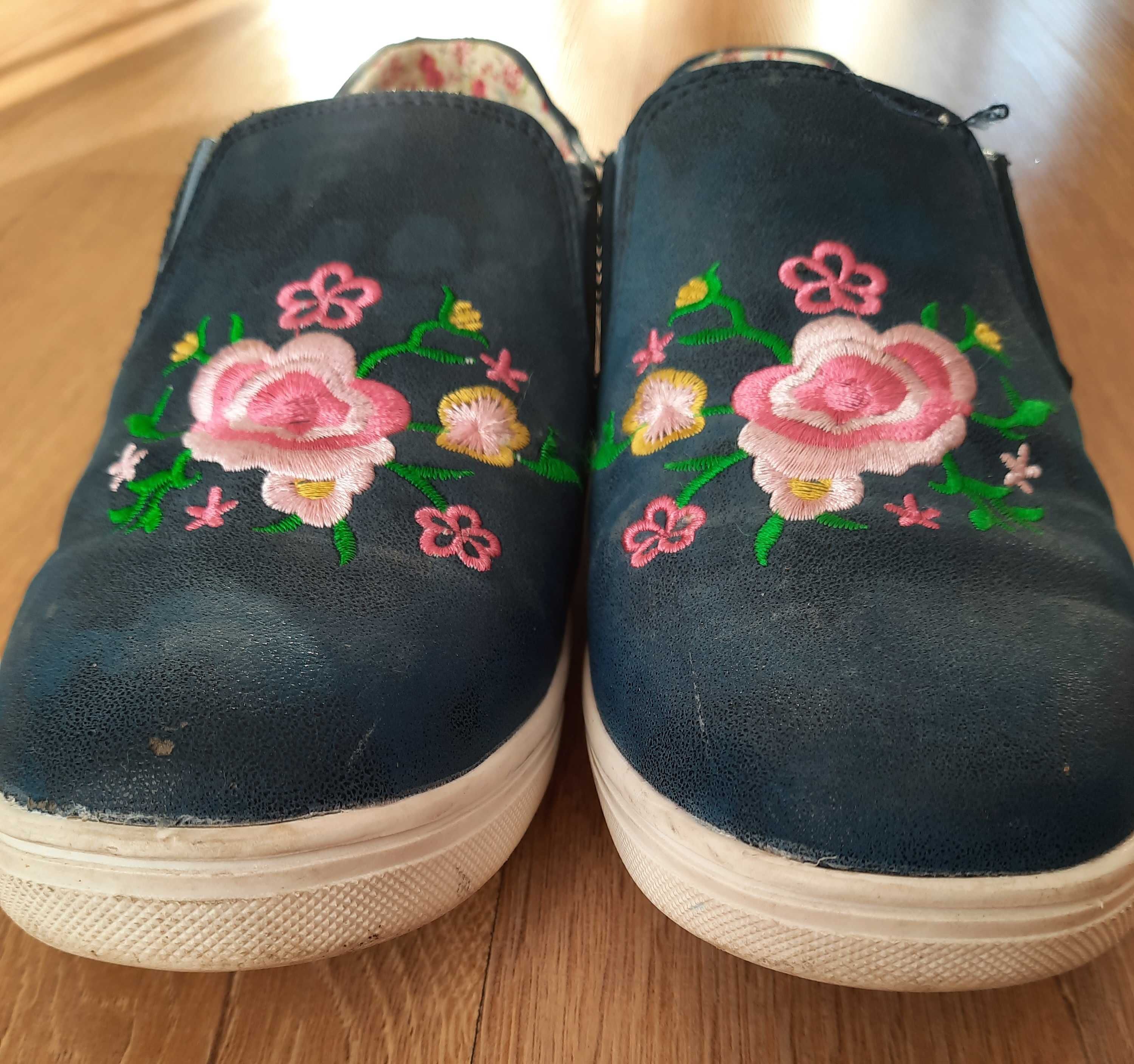 Buty z haftem dla dziewczynki r.35