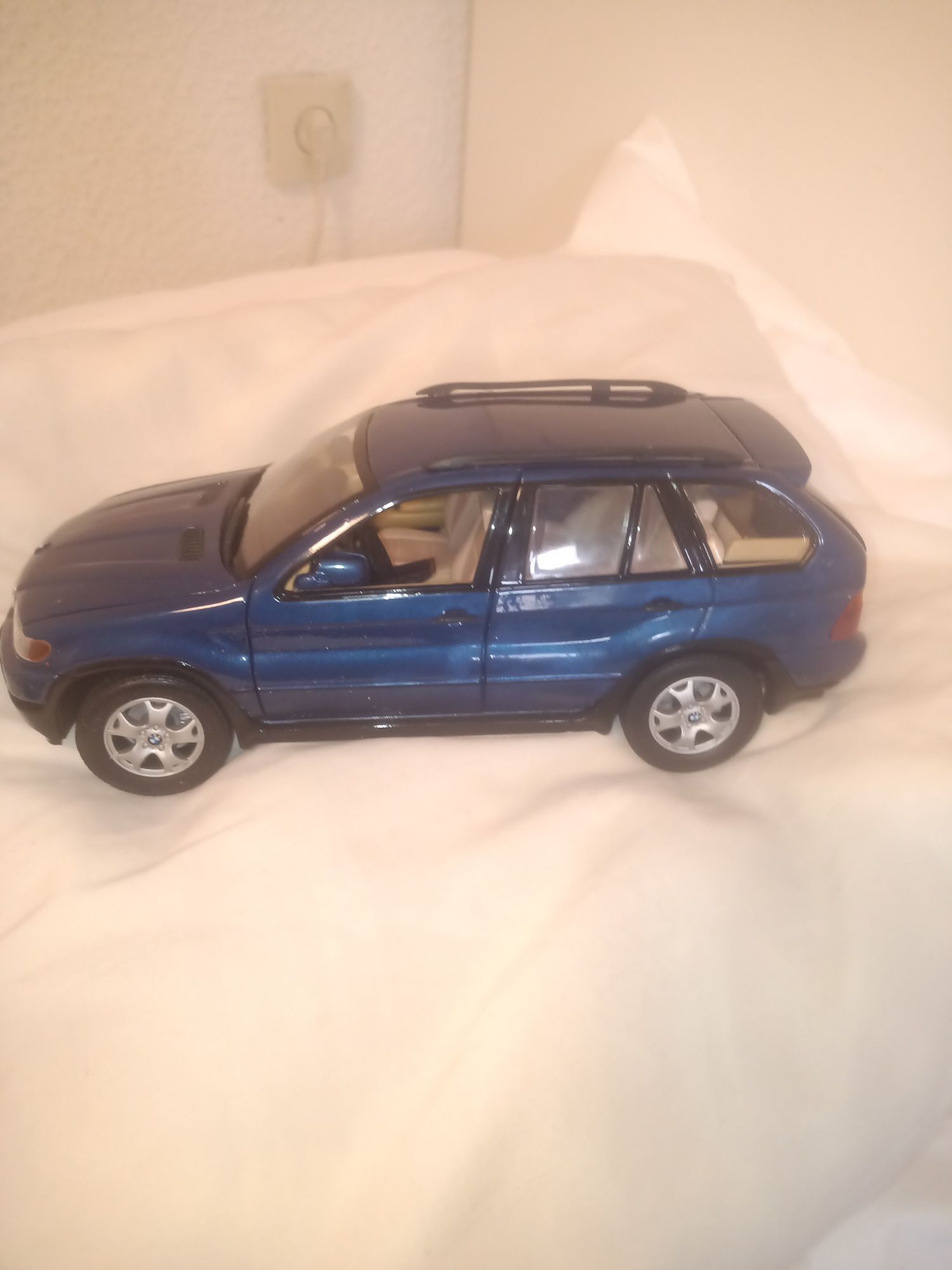 Model BMW X5 w skali 1/18