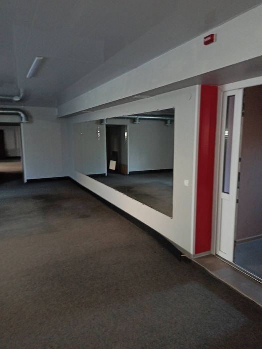 Продається комерційне приміщення .