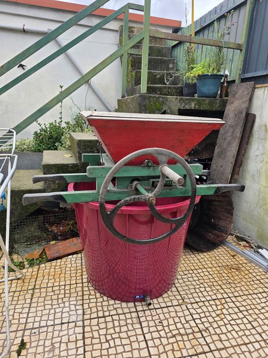 Vendo esmagadora e cesto de 350 litros