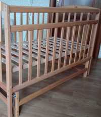 Зручне дерев'яне ліжечко маєтник