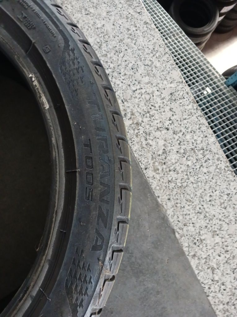 Vendo pneus semi-novos 215/45/17 Bridgestone