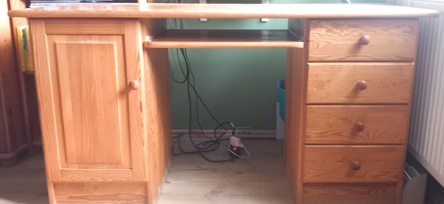 Zestaw mebli do urządzenia pokoju z litego drewna sosnowego