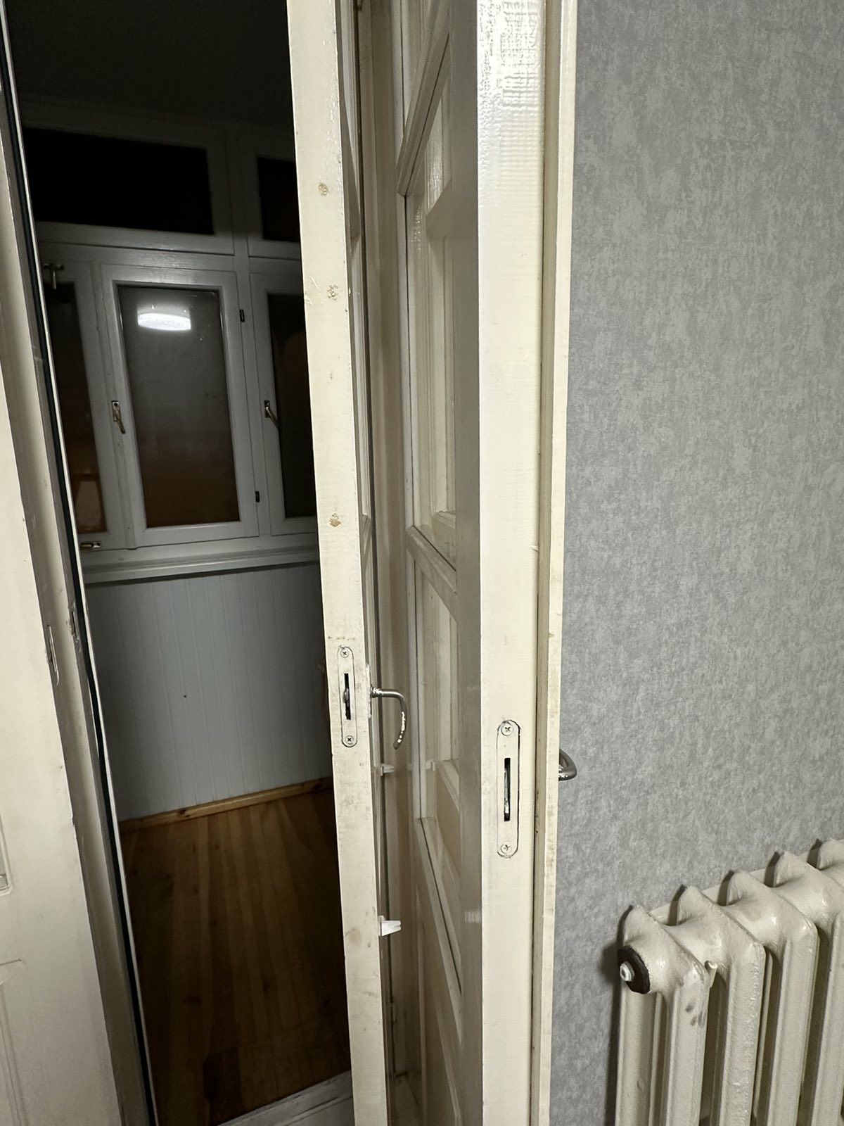 Срочно.Продам деревяые двери. За 8 полотен цена 1600