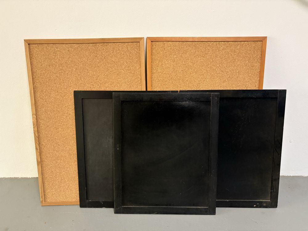 Quadros de cortiça e tipo ardosia