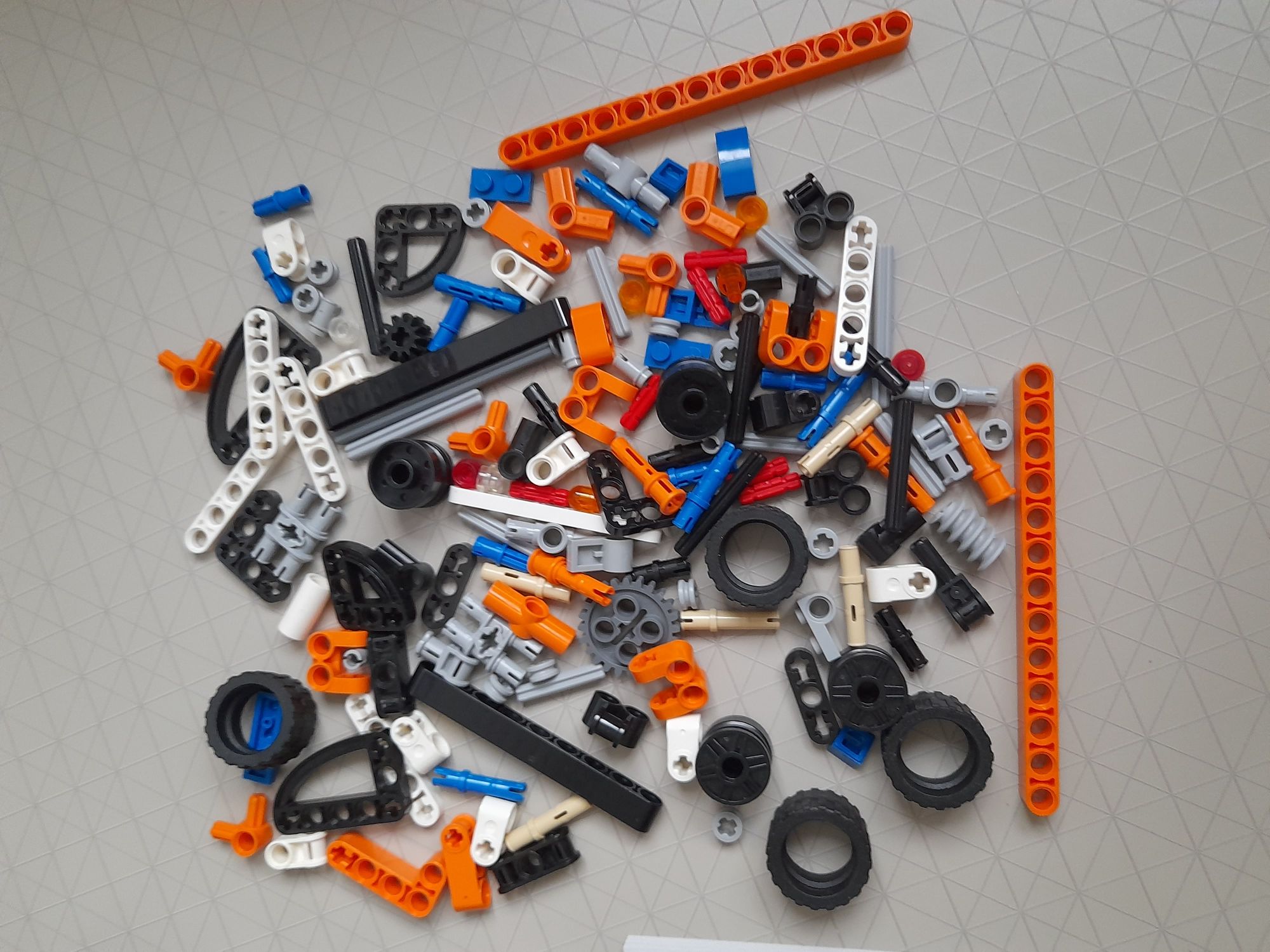 LEGO Technic 42088 Ciężarówka z wysięgnikiem