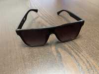 Czarne okulary plastikowe przeciwsłoneczne