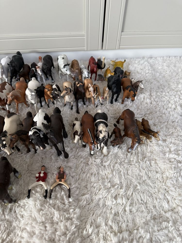 Zestaw figurek figurki modele kolekcjonerskie koniki konie zwierzęta