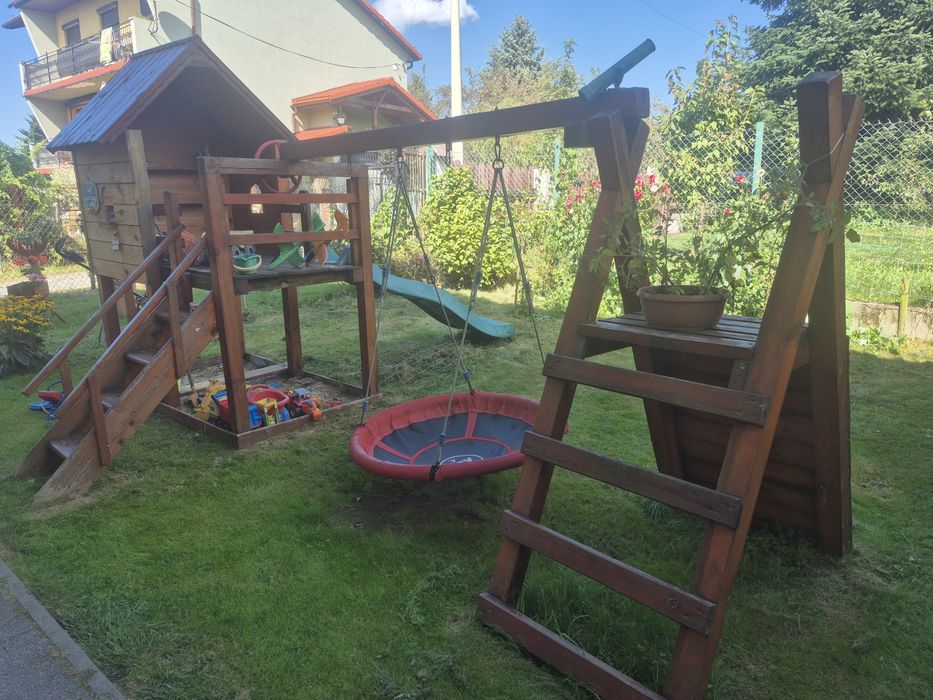 Plac zabaw domek huśtawki piaskownica