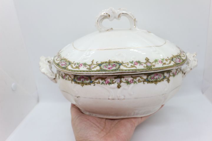 Antiga Terrina Vista Alegre modelo "Rocaille" 1881 com 28 cm