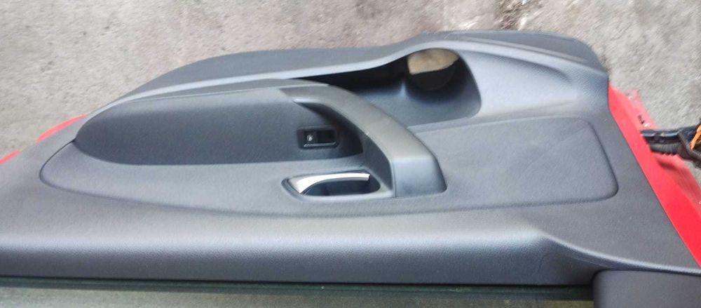 Drzwi przód tył prawe VW Polo R6
Kod lakieru: LP3G