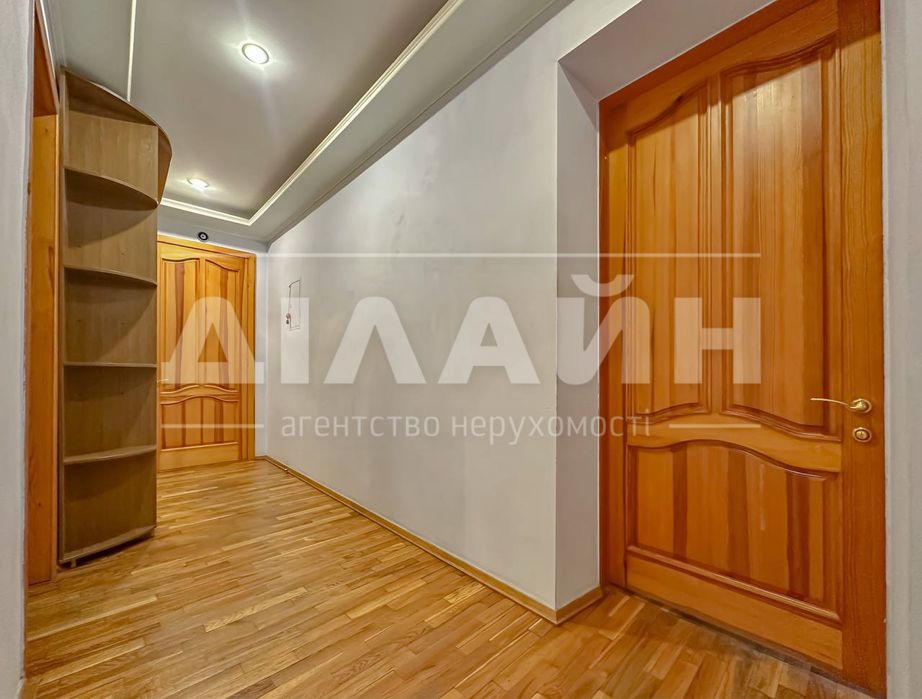 Краща локація! 2х кімн. Сталінка у Центрі міста!