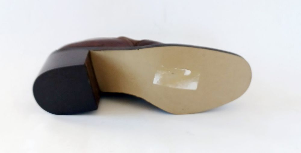 Sapatos amotinados em pele