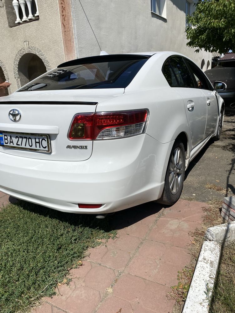 Тойота Авенсіс Т27 седан