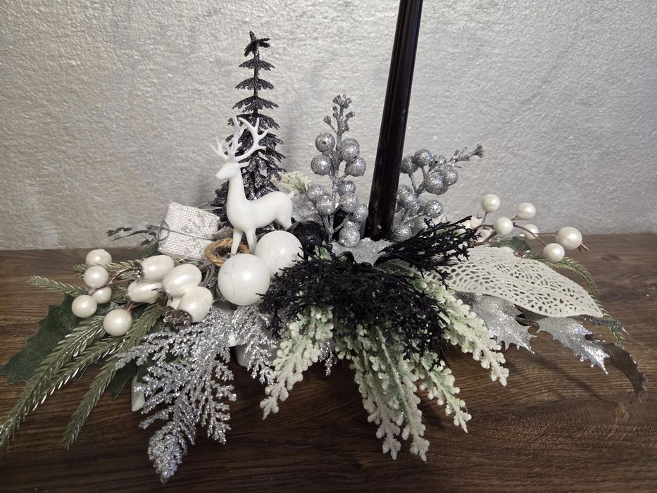 czarno-srebrny stroik świąteczny z reniferem dekoracja na stół