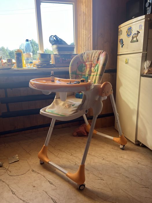 Дитячий стільчик для годування