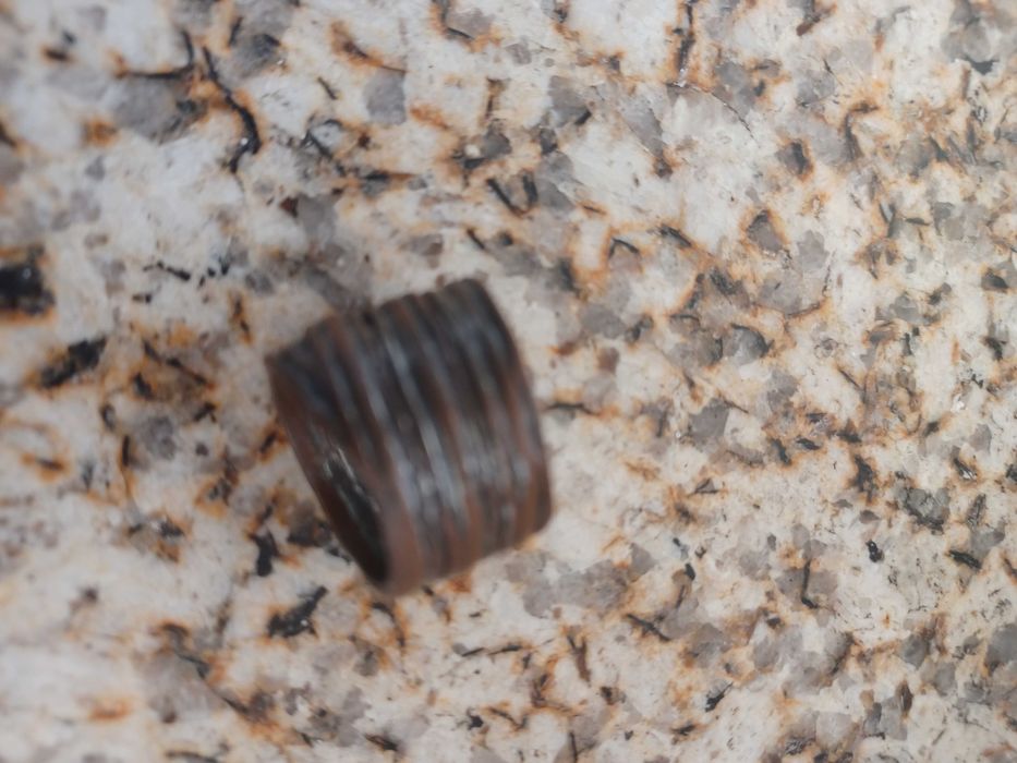 Anel em metal com relevo