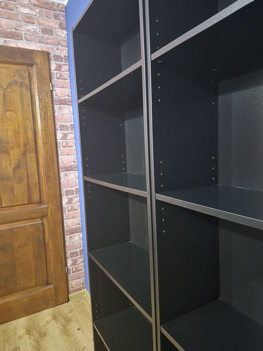 Czarny regał na książki ikea