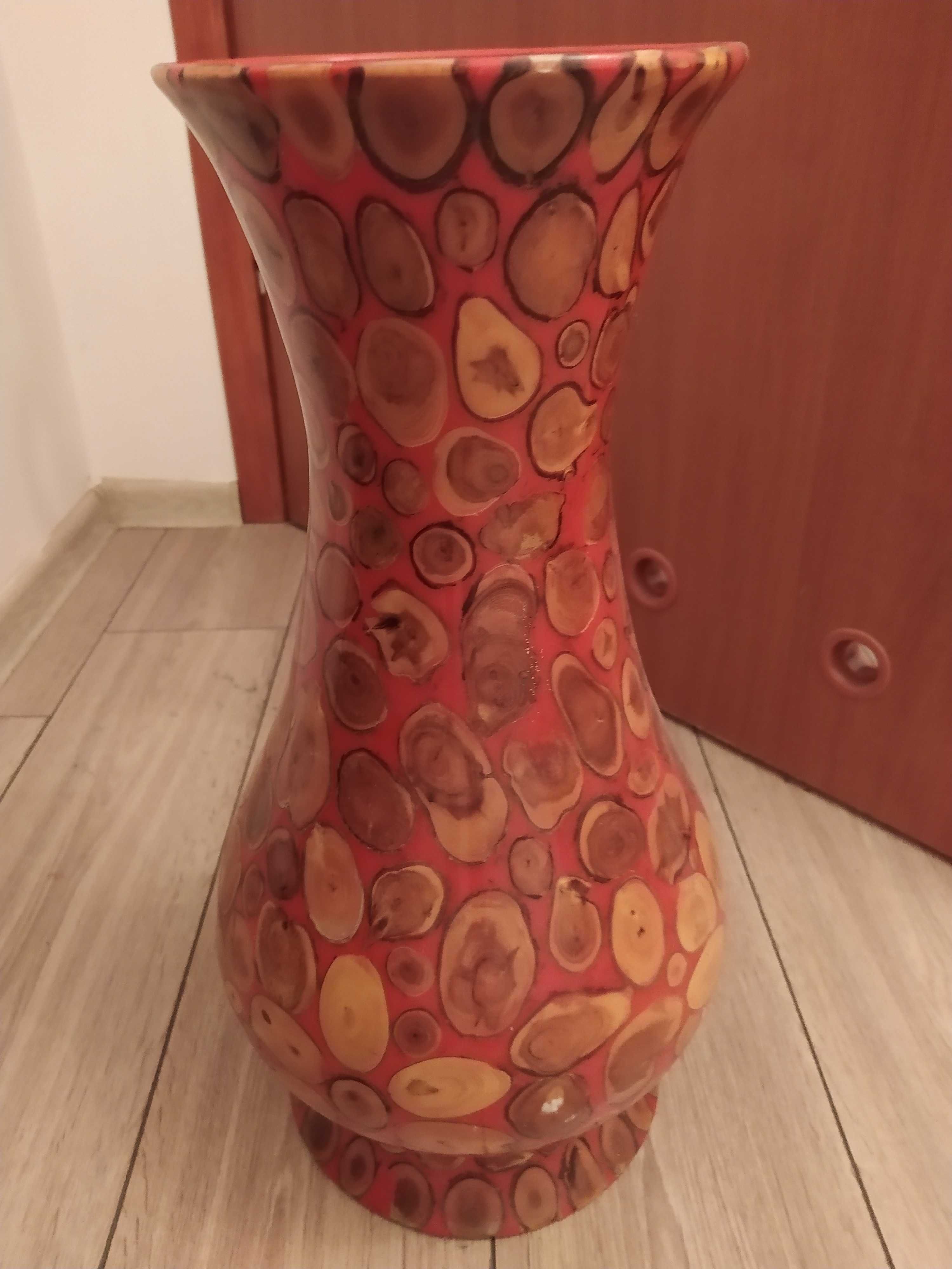Duży wazon z krążkami drewna jałowca