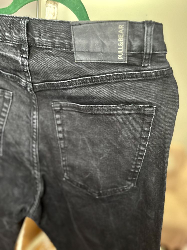 Czarne jeansy rurki z wysokim stanem pull&bear