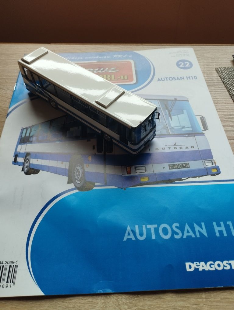 Deagostini model autobusu z serii Kultowe Autobusy PRL-u. Model Autos