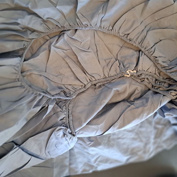 Niebieskie prześcieradło na gumkę 200x220