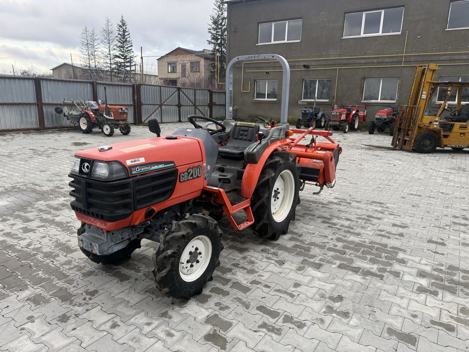Японський трактор Kubota GB200