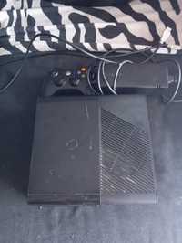 Xbox 360 com comando e cabos