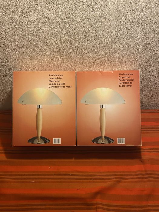 Candeeiro de mesa com abajur de vidro – Novo na caixa