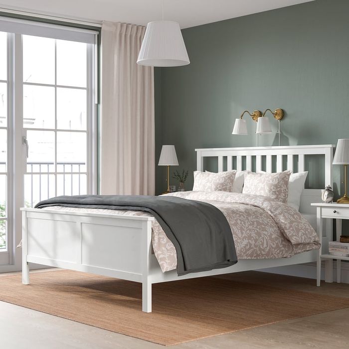 Cama de casal e mesas de cabeceira Ikea hemnes