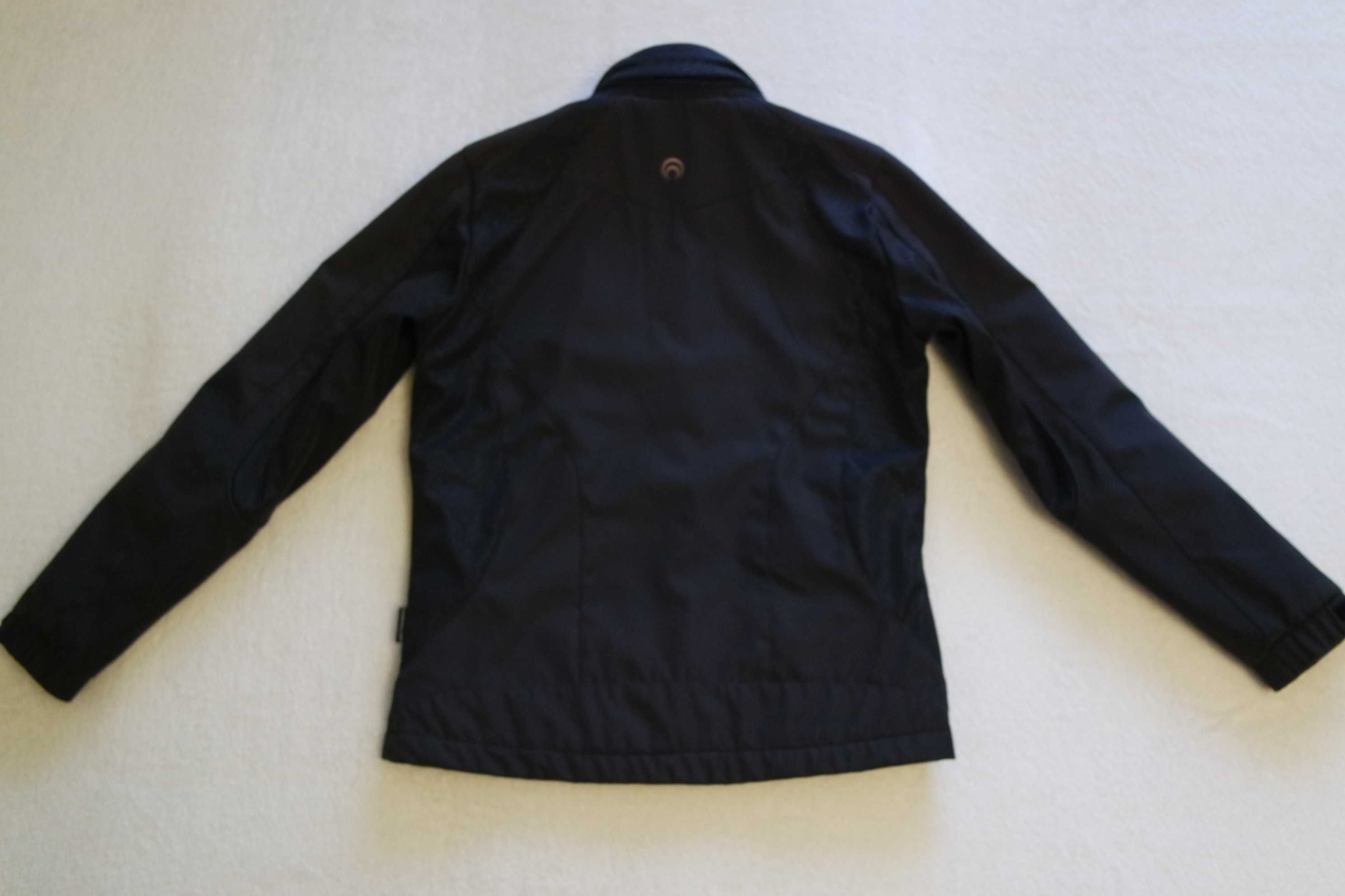Продам женскую демисезонную куртку Outventure черного цвета.