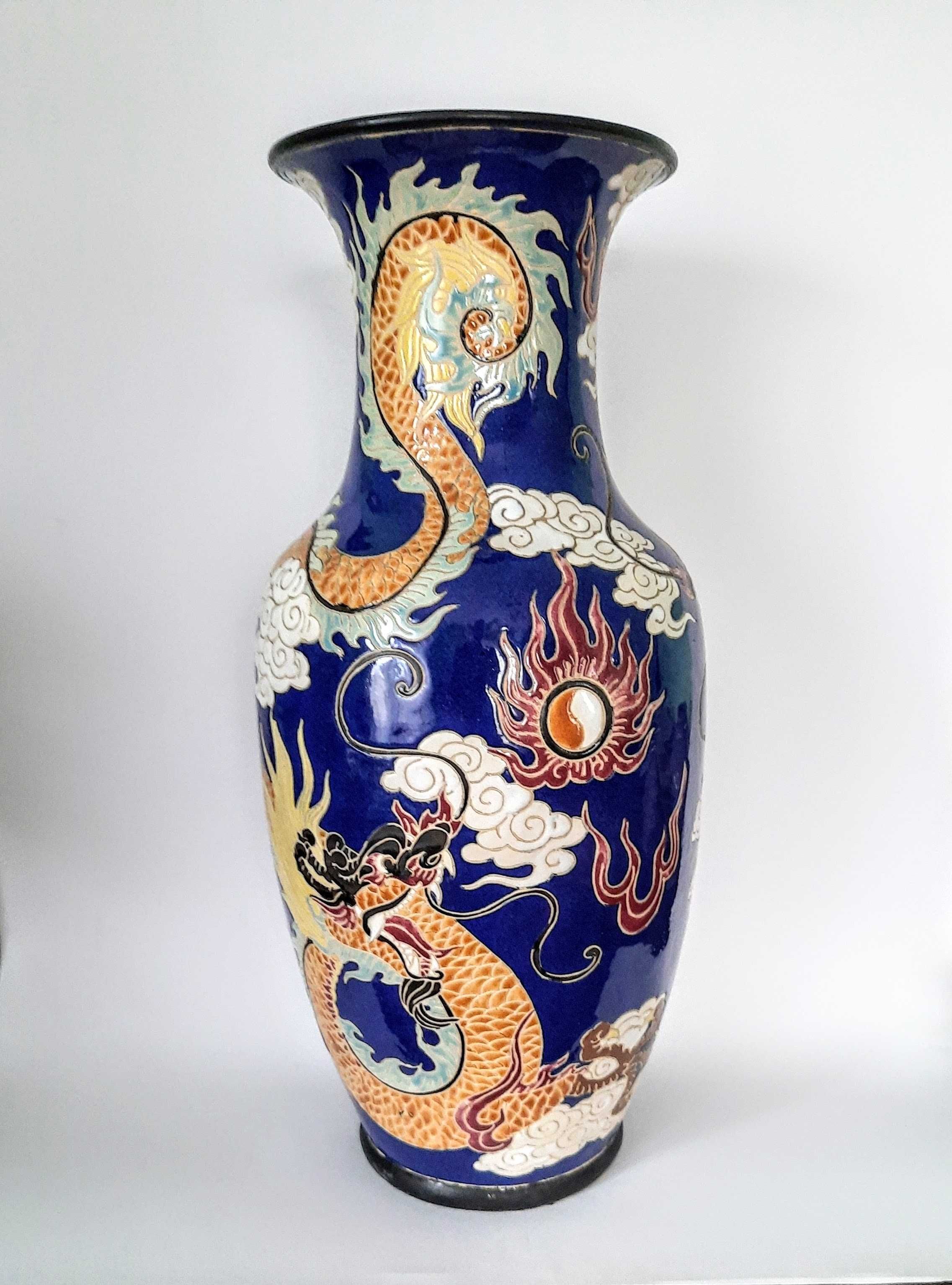 Duży wazon ceramiczny motyw smoka.