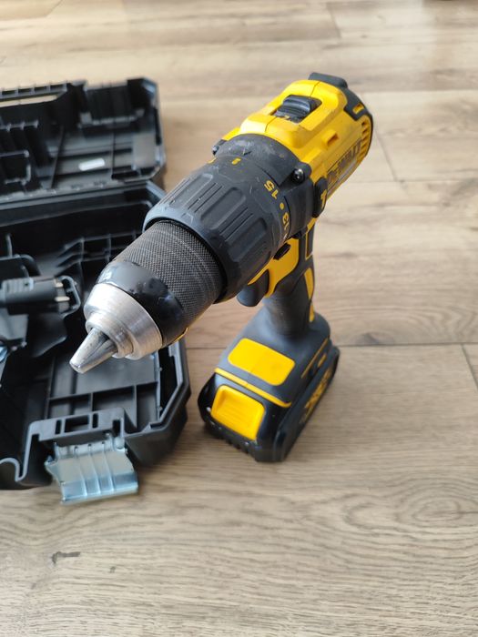 Wkrętarka udarowa DeWalt 18v+4ah, ładowarka, walizka