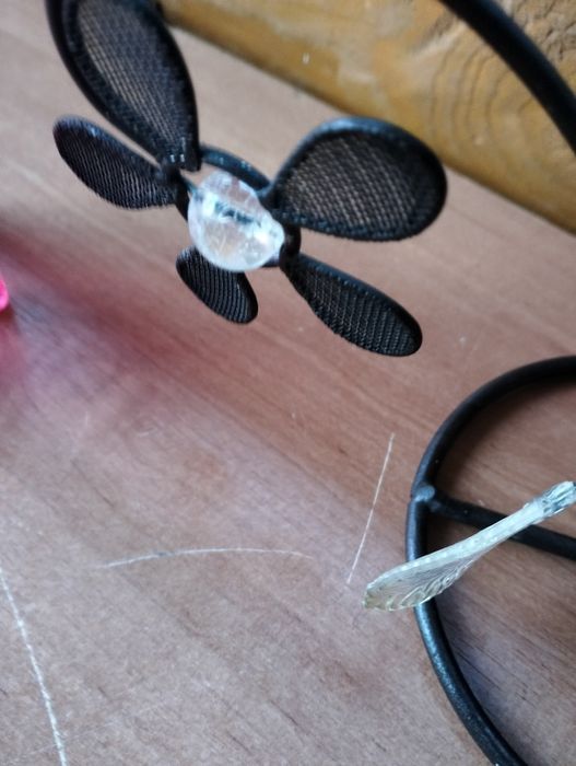 Świecznik , różowa butelka z kamieniami