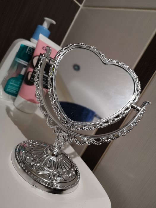 Lusterko w kolorze srebrnym