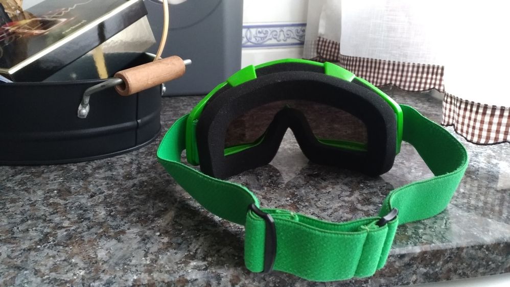 Goggles marca branca usados em bom estado