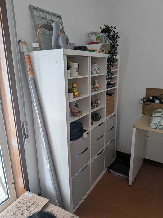 Estante IKEA KALLAX com módulos de gavetas – branco/cinzento