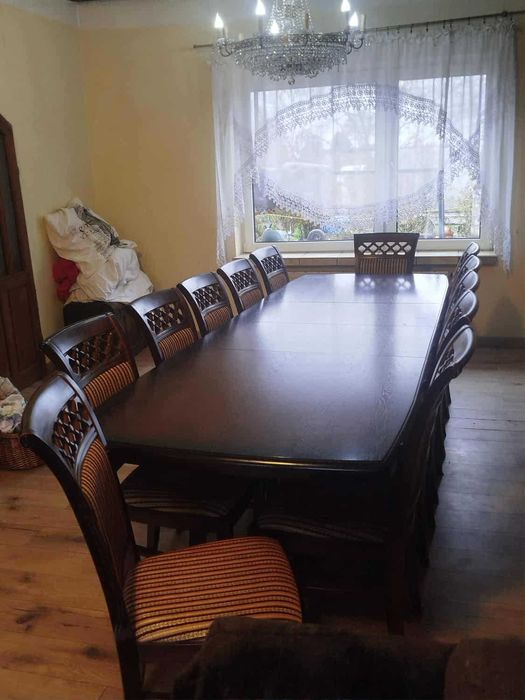 Sprzedam piękny do spotkań rodzinnychsolidny drewniany rzeźbiony stół