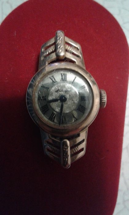Продам золотые часы Наири (583 проба, СССР)