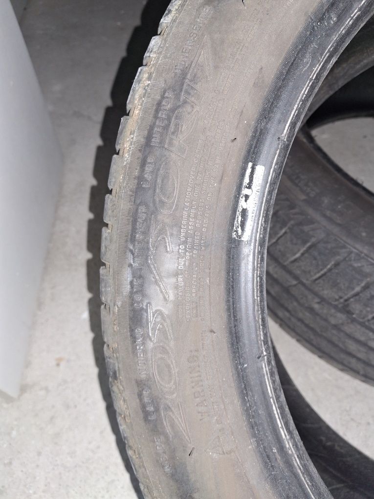 Vendo dois peneus usado em bom estado um 205  55 R 17  e outro 205  55