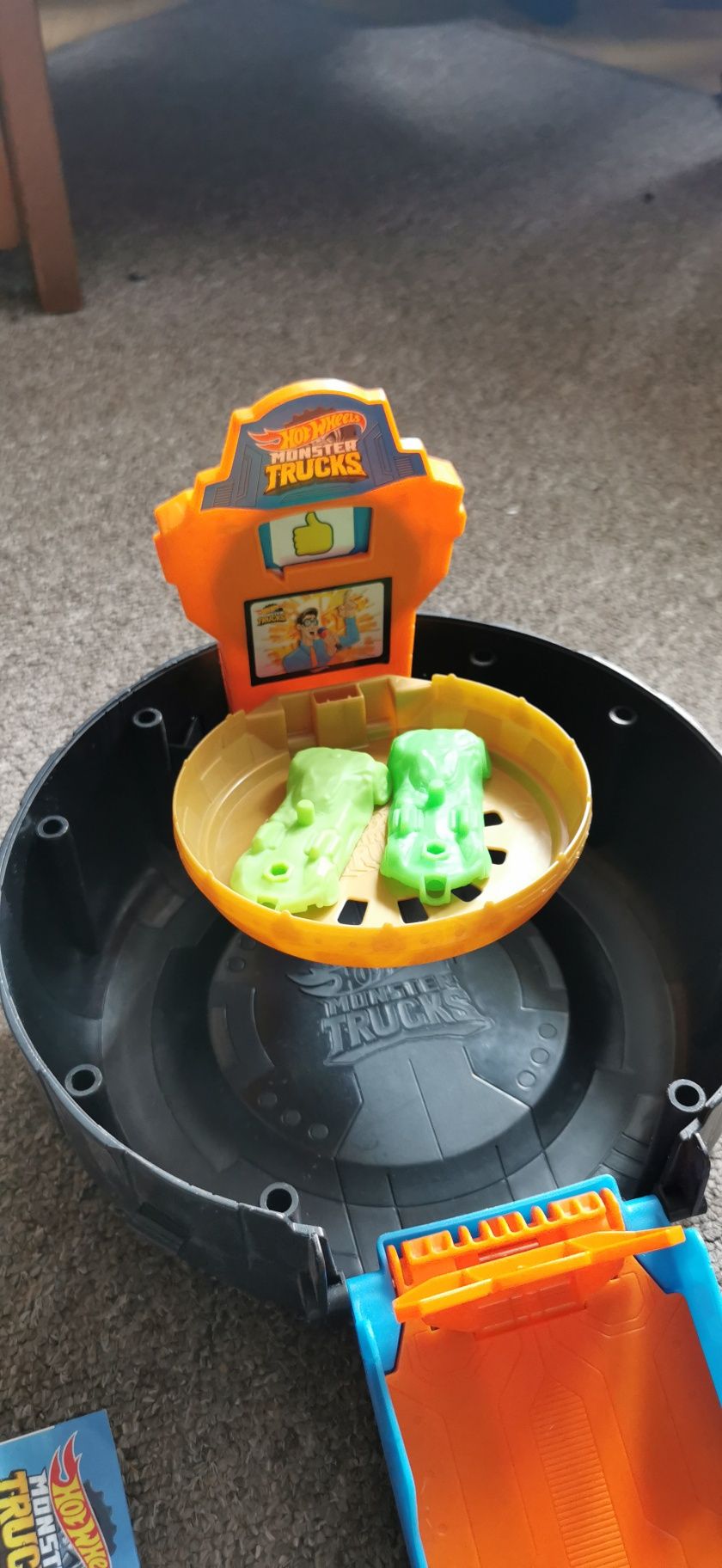 Zestaw Hot Wheels Monster Trucks Opona Arena kaskaderska