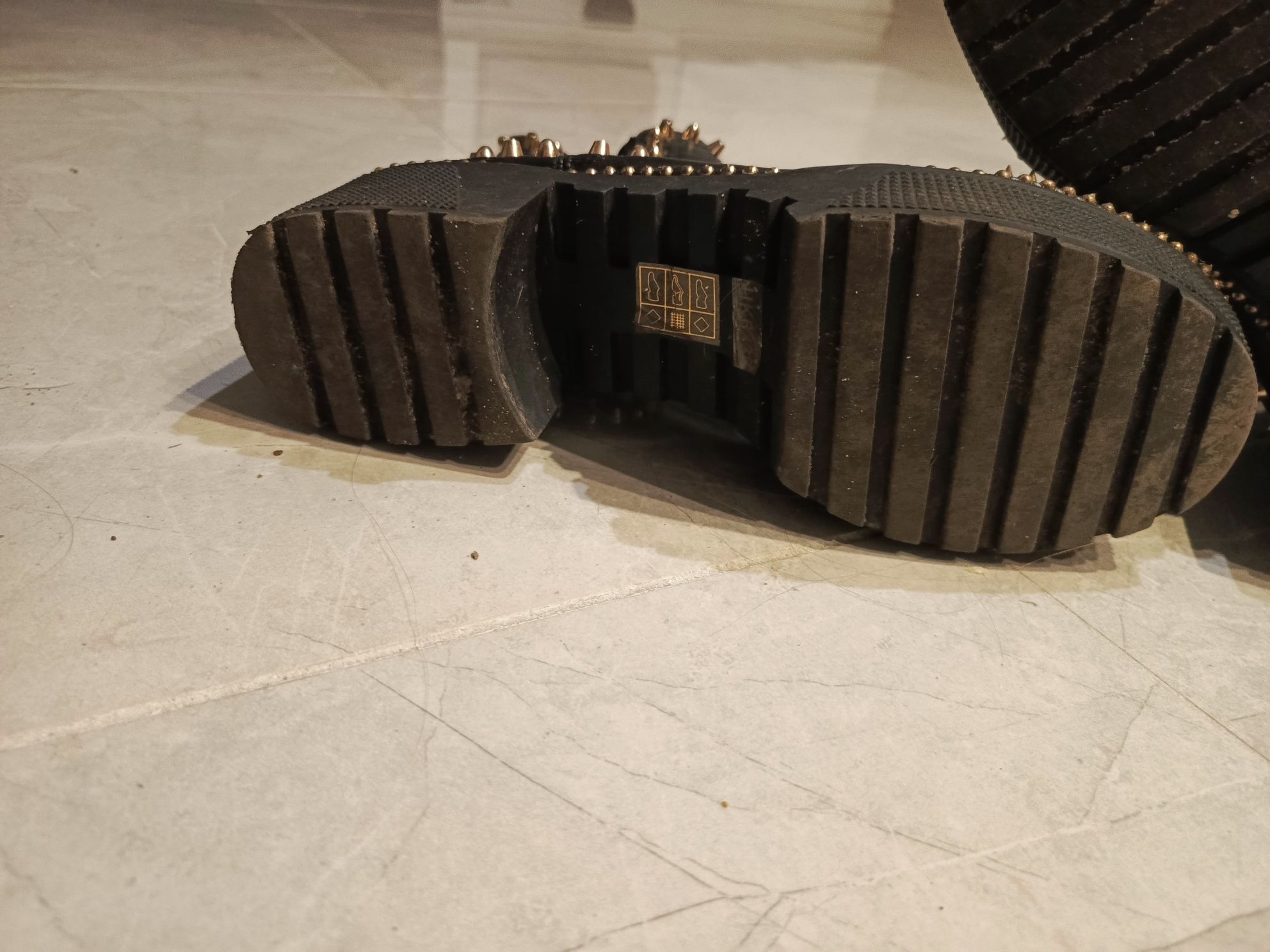 Buty emo goth alternative metal czarne z ćwiekami złotymi obcas traper