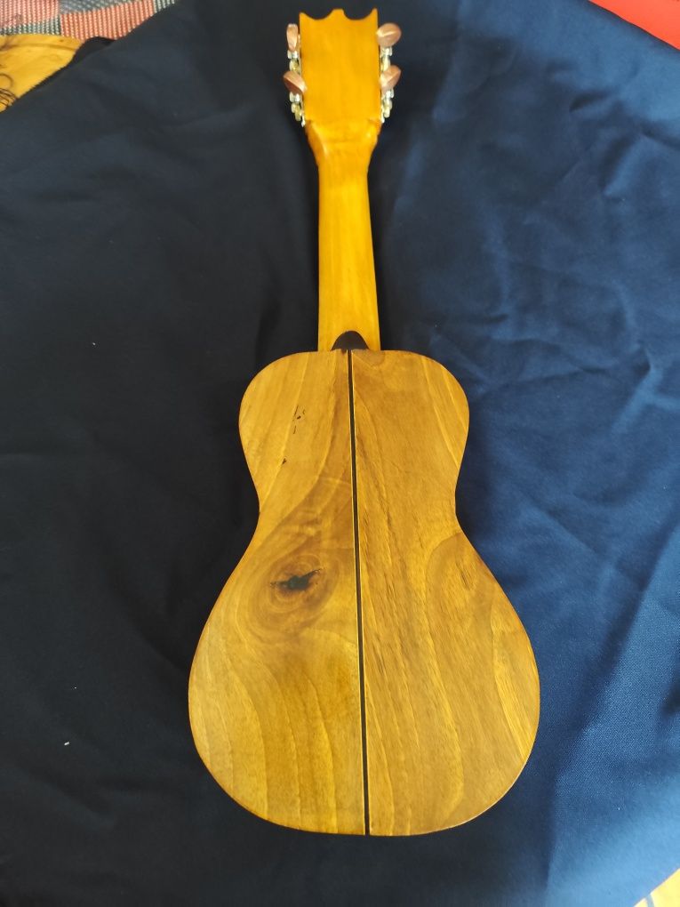 Cavaquinho novo, construído em Cedro de zona fria