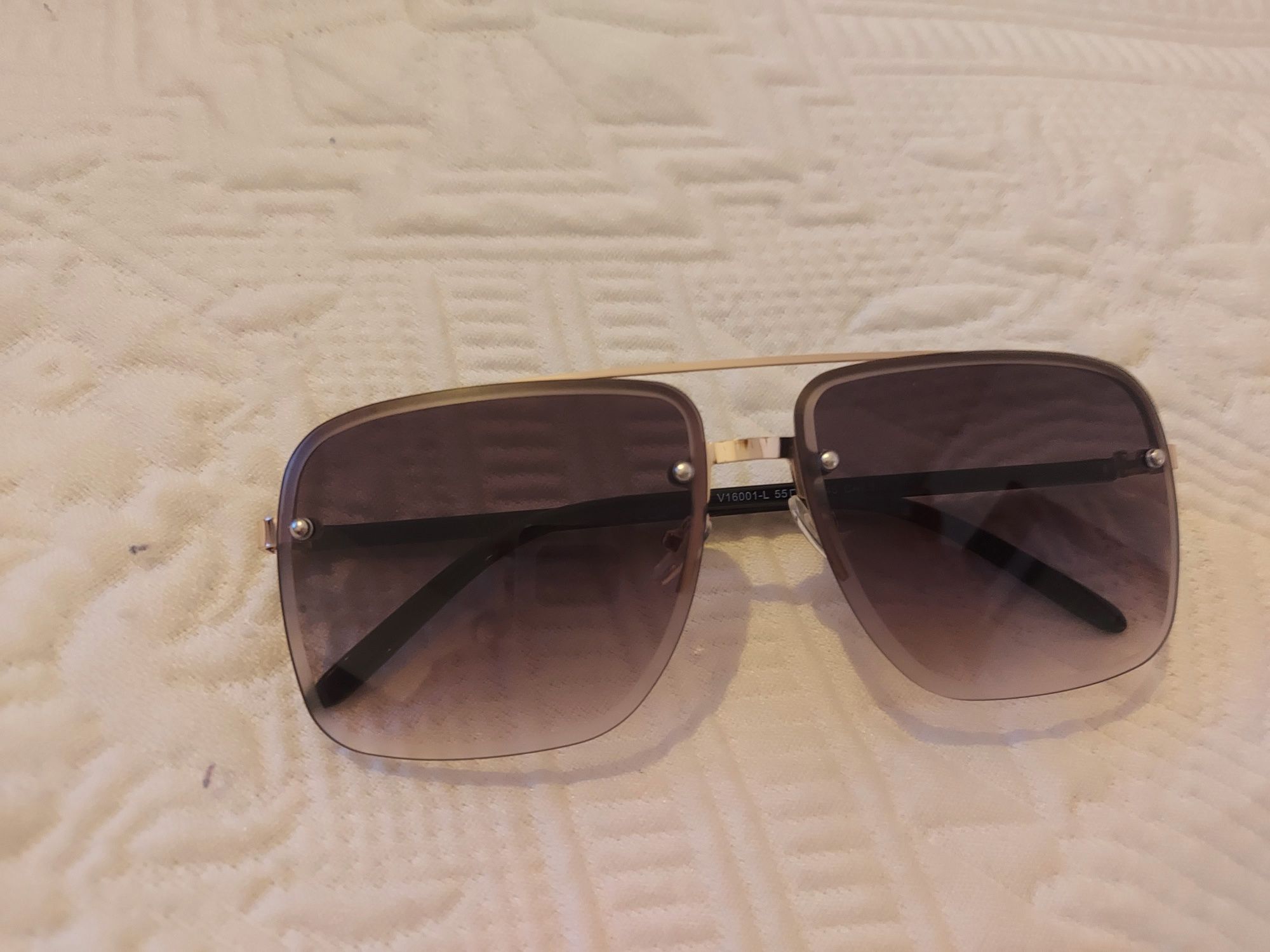 Óculos de sol fashion e com glamour novos sem etiqueta, nunca usados,